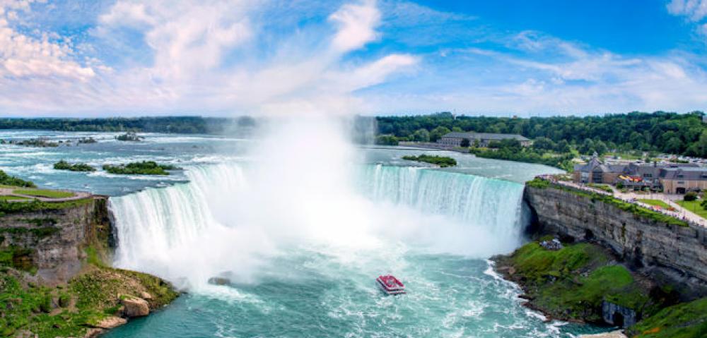 CAN- Horeshoe Falls Hornblower Niagara Cruises