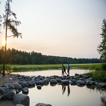 family-itasca-state-park-mississippi-headwaters-2_Kvidt Creative
